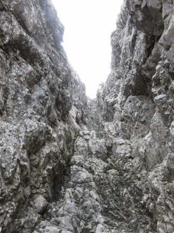 blick nach oben, seitlich nicht üppig, aber genug Halt und Verspreizung jederzeit möglich