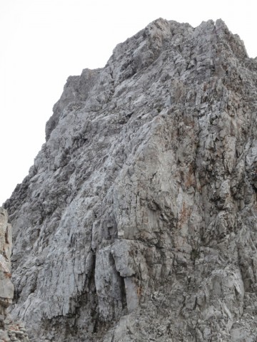 Die Schlüsselstelle im Detail; man klettert sie links (nördlich) vom Gratverlauf ab und sieht die Tritte schlecht; Seilschlupfe oben rechts leicht sichtbar