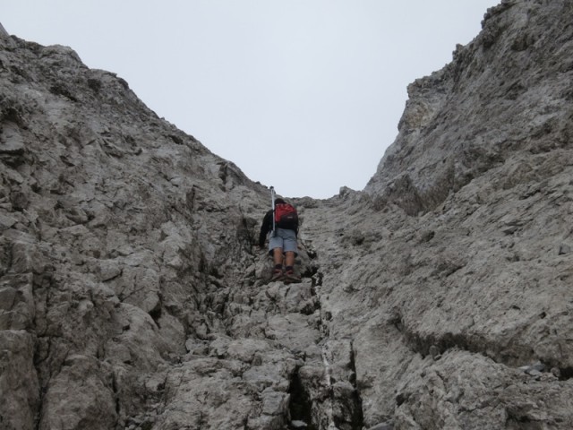 Manuel halb in der Rinne (griffarm), Neigung teilweise deutlich über 50°