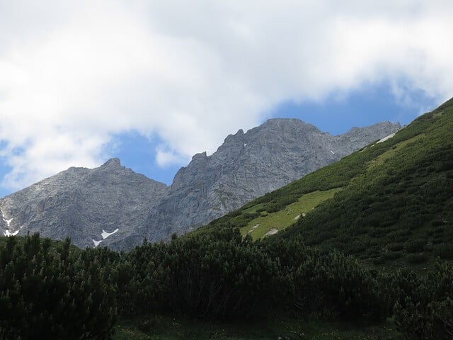 die beiden Gipfel Hohe Warte und Kleiner Solstein im Rückblick bei nicht prognostiziertem gutem Wetter