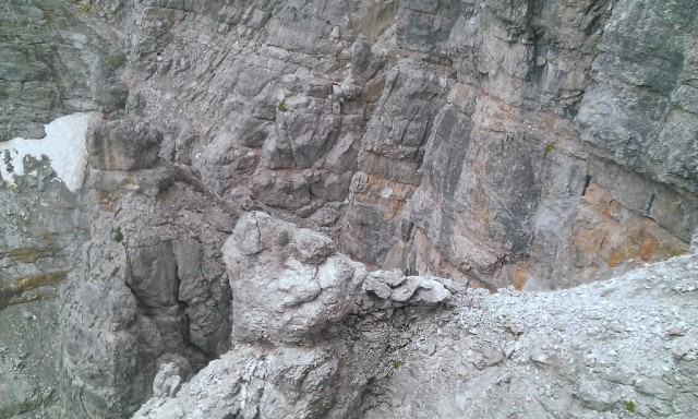 letzter Teil des Geröllbandes, steil abfallend in die Schlucht unterhalb der Seepitzscharte