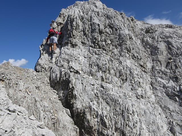 ein erster Aufschwung, Andi überklettert, ich weiche südlich in der Rinne nach unten aus