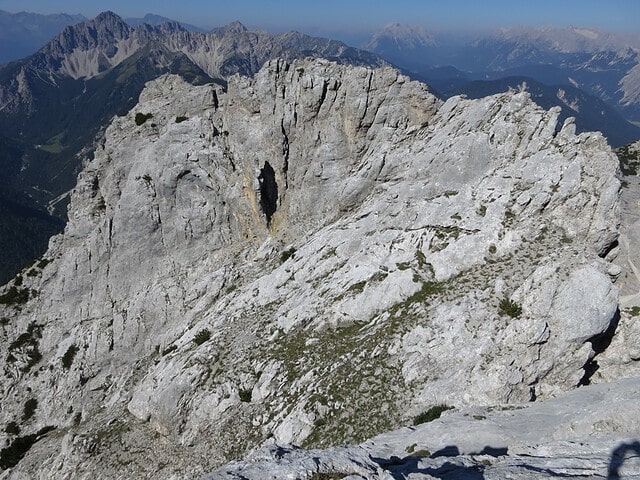 nach den Rinnenplatten (ganz rechts) der Rückblick (die schwarze Stelle ist de untere Scharte)