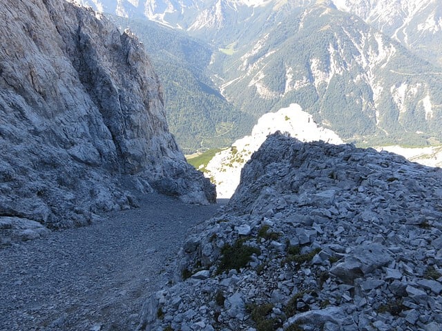 brav nach Führer die Schuttrinne keuchend empor (man nimmt sie links und versucht über die Felsen zu klettern, anstelle im Schutt zu versinken