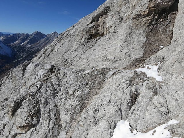 zuerst horizontal um die Rippe herum