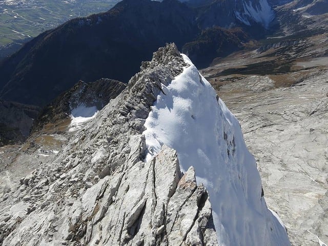 Rückblick auf den Grat mit der tückischen Westseite die Schnee in sich birgt