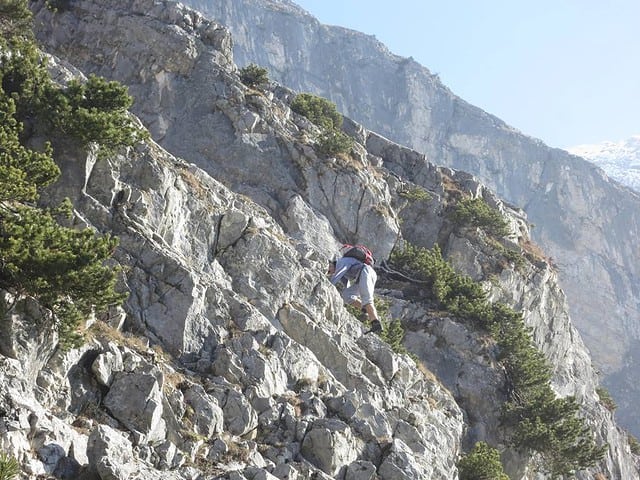 Andi nimmt die Platten rechts neben dem Steig, ich den Steig