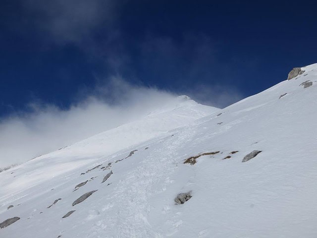 Die Pleisenspitze mit dem abziehenden Restnebel, von hier eine dreiviertel Stunde