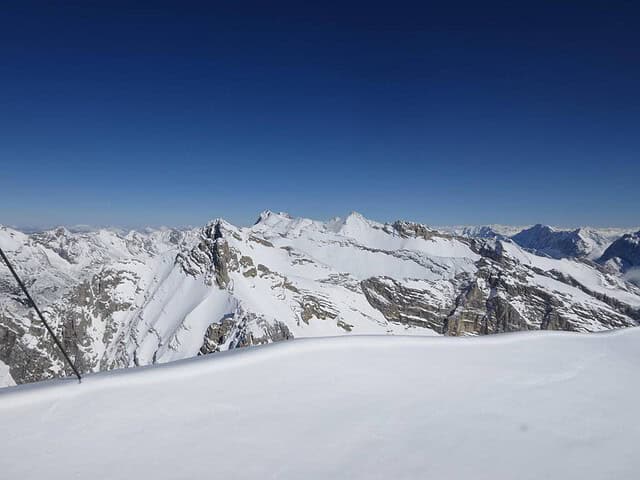 am Gipfel angelangt das zentrale Karwendel mit Riedelkarspitze, Breitgrießkar- und Seekarspitze