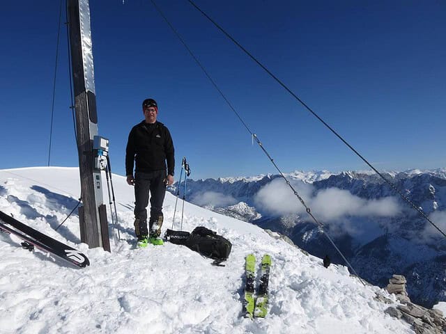 Pleisenspitze, 2.569m Hier auch der Verfasser mit dem Gipfelkreuz abgelichtet, damit Rügen entfallen man sähe ihn nie auf seinen Touren