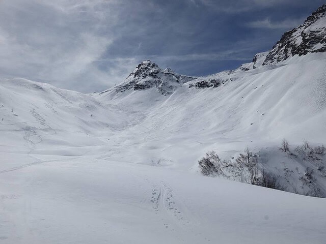 knapp oberhalb der Baumgrenze, bei der Alm, Rückblick auf die schönen Hänge rechts