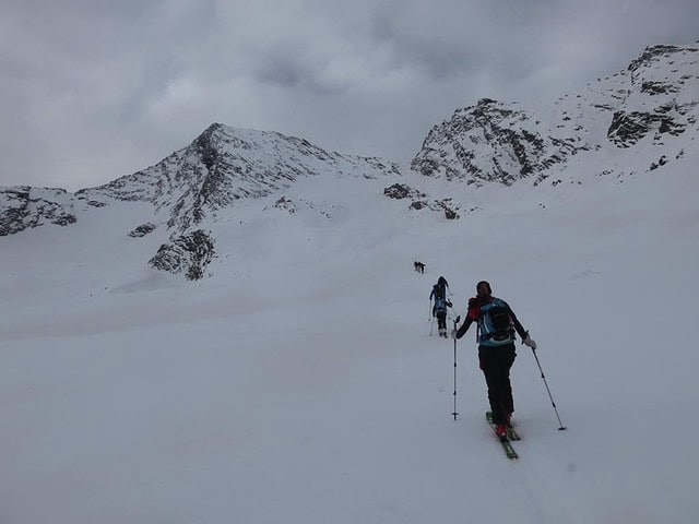 Die Kollegen und die Kollegin beim Aufstieg nach der Zollwachehütte