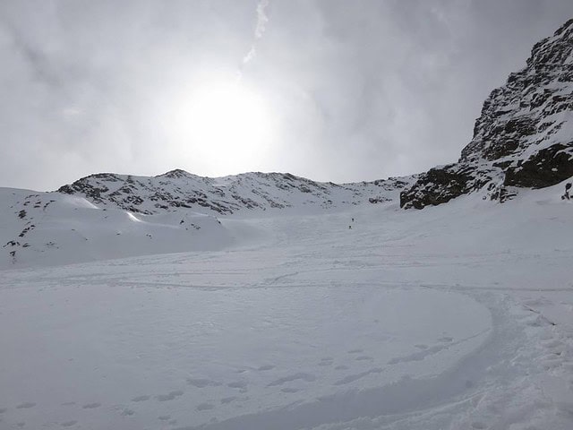 Abfahrt im Steilhang