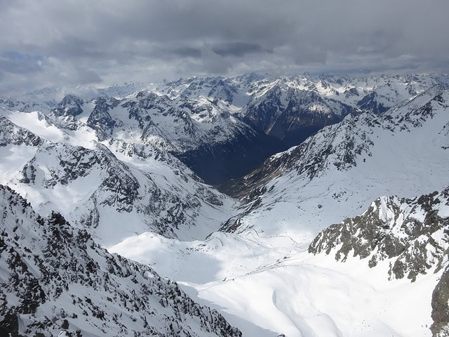 links die letzten Stubaier und in Hintergrund die Ötztaler, ganz rechts unten die Winnebachseehütte und das Sulztal