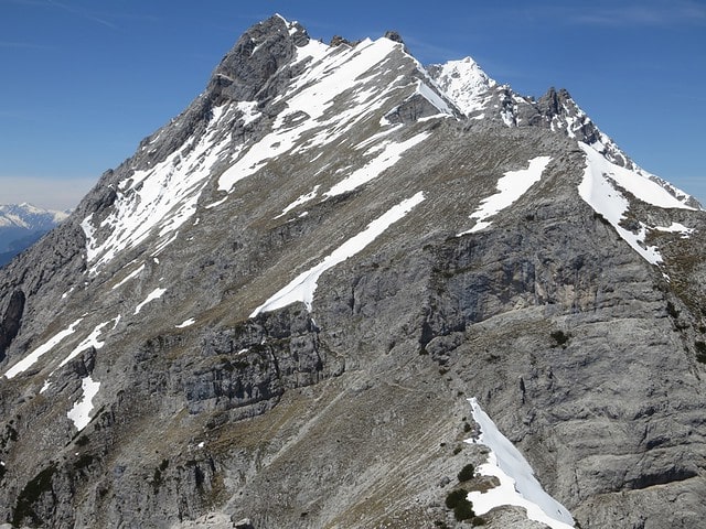 die Tratten vom Hundskopf aus; gleich in der ersten Verschneidung am Weg zur Trattenspitze noch ein mächtiges Schneefeld (Bildvordergrund)