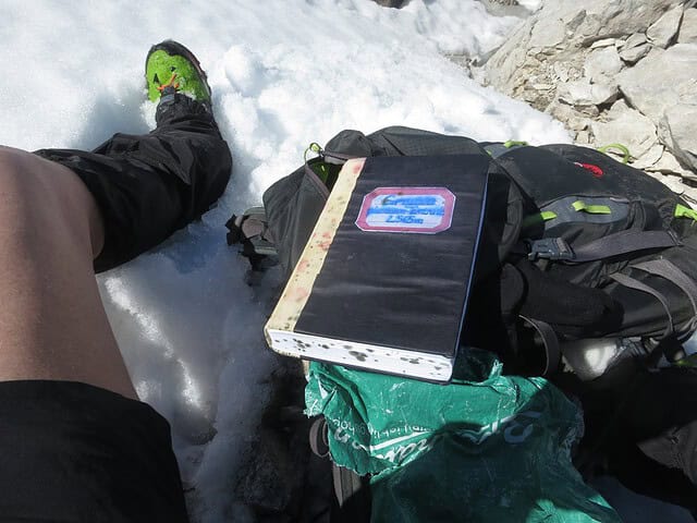 in Mitleidenschaft gezogenes Gipfelbuch der Trattenspitze