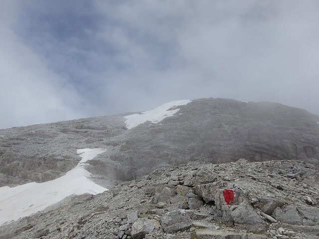 der von plattigin Dolomiten geprägte flache Rücken des Gipfelplatteaus