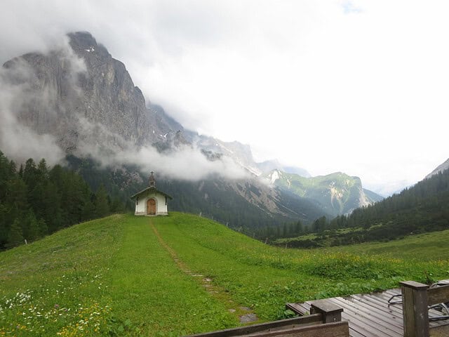 auf der Halleranger Alm, recht im Sonnenlicht der Gumpenkopf