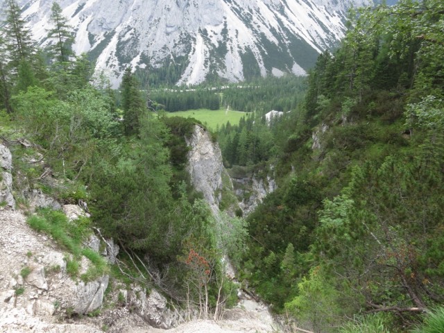 die tiefe Schlucht des Lafatscherbaches vor der Kastenalm