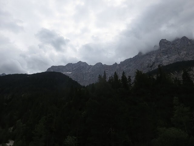 links Jägerkarspitze, mittig die Rigelkarspitzen, rechts der Wasserkarlspitz als Ableger des Hohen Gleirsch