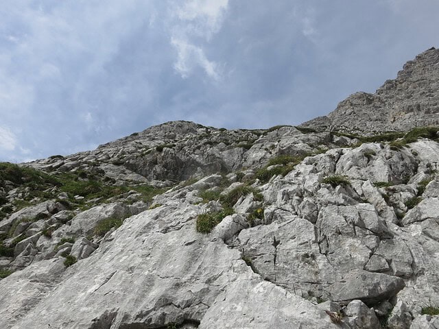 im unteren Schrofengelände; Aufstieg ist nicht schwierig, leichte Kletterei auf Fels- und Rasenstufen