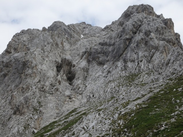 hier hat es mich vom Grat in die westlich gelegene kleine Schlucht abgedrängt, 10min zur Durchquerung