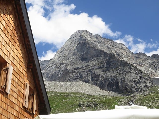 der gewaltige Fussstein von der Hütte aus