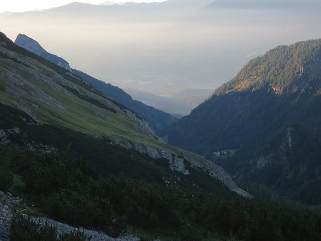 Das noch schlafende Halltal vom Lafatscher Joch aus geserhen