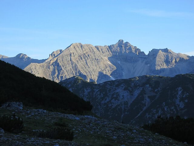 Kaltwasserkarspitze mit Südgrat; ganz unten (knapp über dem Repskamm) der kleine Heissenkopf, großer Heissenkopf und Sägezähne vor der Kaltwasserkarspitze