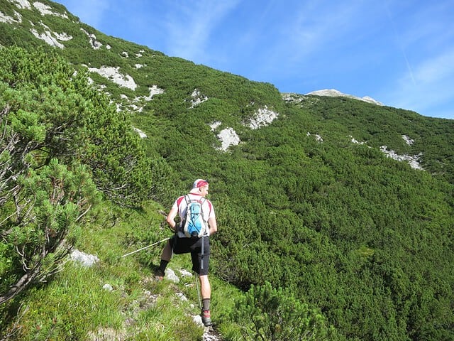 Simon im Steig nach ca. 2/3 der Aufstiegshöhe