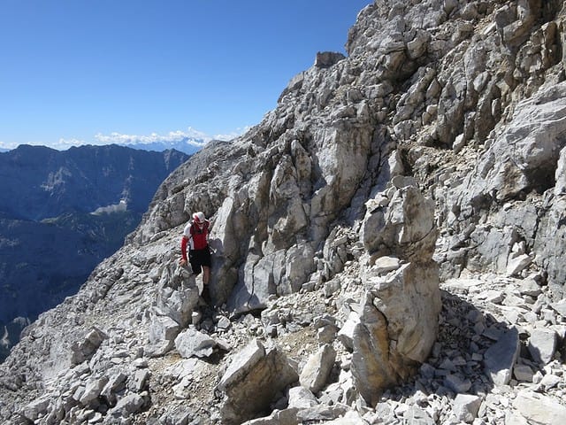 zwischen Blöcken hinweg