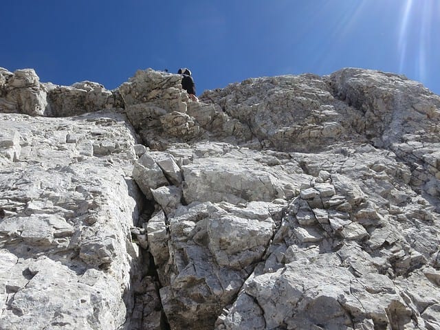 letzte steile Stufe in fester glatter Wand