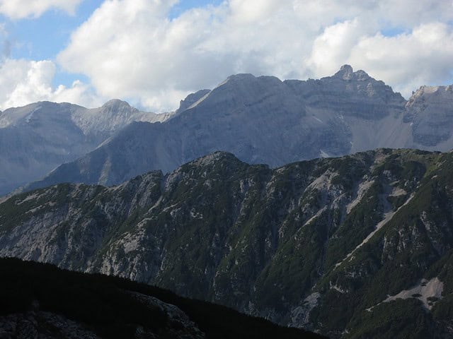 das Ziel, die Kaltwasserkarspitze in der Abendsonne; am Südgrat ganz links (knapp oberhalb dem Repskamm) der Kleine Heissenkopf, Großer Heissenkopf mittig und Sägezähnegrat oberhalb zur Kaltwasserkarspitze; eine gewaltige Tour