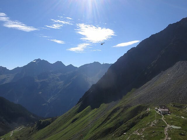 Neue Regensburgerhütte, 2.286m, dahinter der mächtige Habicht