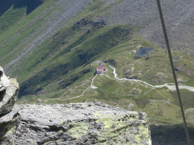 Tiefblick von der Kreuzspitze zur Regensburgerhütte