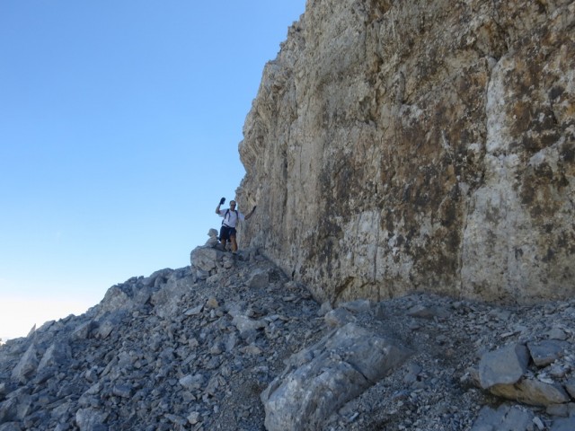 Andi unter der Wand mit der Aufstiegsrinne dahinter