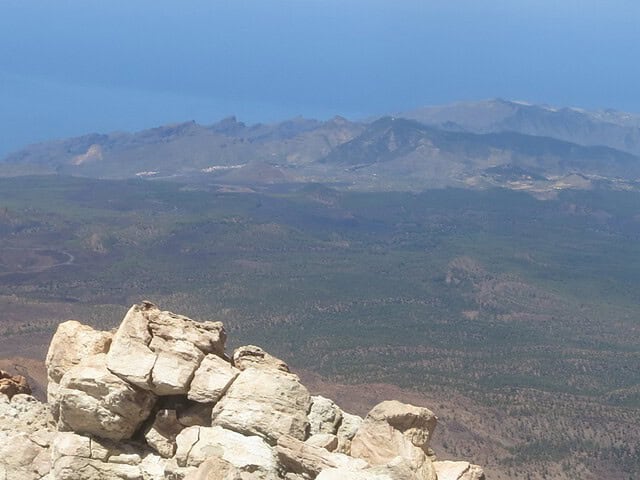 Blick auf die Felsen Los Gigantes; in etwa in Bildmitte der zuletzt 1909 tätige Vulkan Pico Chinyero (1.500m) 