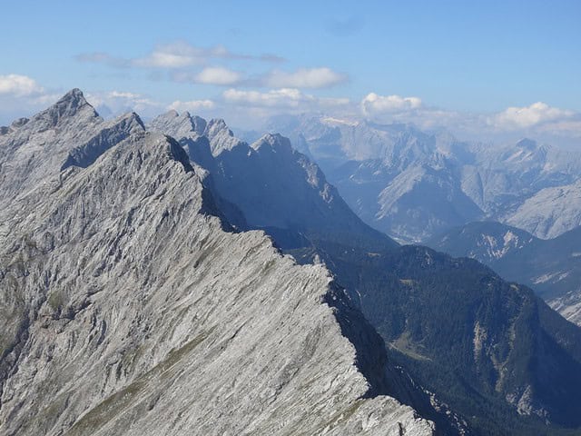 von links oben nach rechts unten im Vordergrund Großer u. Kleiner Lafatscher, im Hintergrund Kaskar- u. Sonntagskarspitze und die beiden Praxmarerkarspitzen, rechts das Zugspitzmassiv