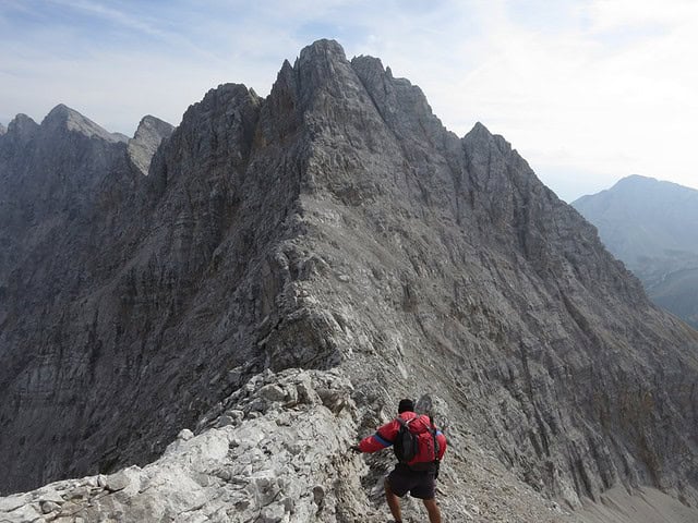 Abstieg vom letzten Gratkopf zum Gipfelaufbau der Kaskarspitze