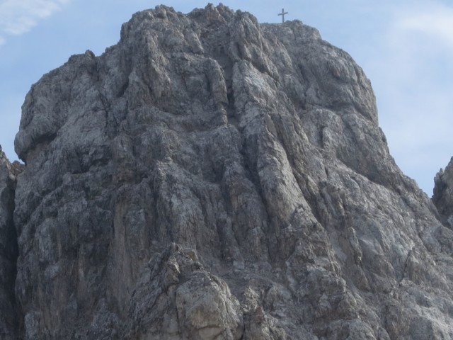 Gipfelaufbau der Kaskarspitze am Übergang von der Praxmarerkarspitze; deutlich sieht man die beiden Rinnen und im unteren Teil links noch eine dritte, die oben mit der mittleren verschmilzt