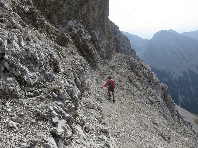 abschüssiges Band mit Steigspuren in die Südwestflanke der Kaskarspitze