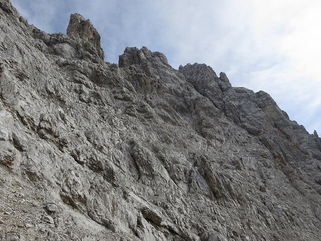 Die Eintiefung zwischen dem Gipfelaufbau der Kaskarspitze und dem Gratkopf war unser Ziel