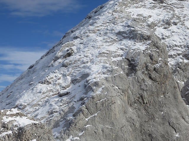 bei Schnee die besonders rutschige Steilfläche nach der Scharte