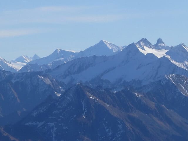 ganz links hinten der dunkle Spitz ist der Großglockner bis hin zur Reichenspitze rechts die markante Felspyramide