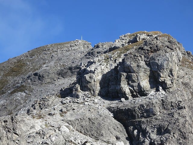 Felsköpfe, die eher links, westlich begangen werden; alte Steigsicherungen weisen die Route