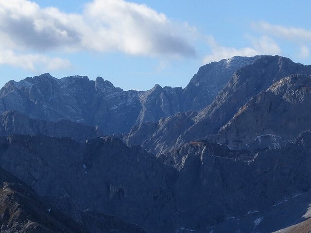 Blick zu den Fallbachkartürmen über zwei vorgelagerte Ketten hinweg