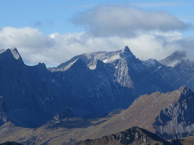 rechts Kaltwasserkarspitze und im Nebel die Birkkarspitze