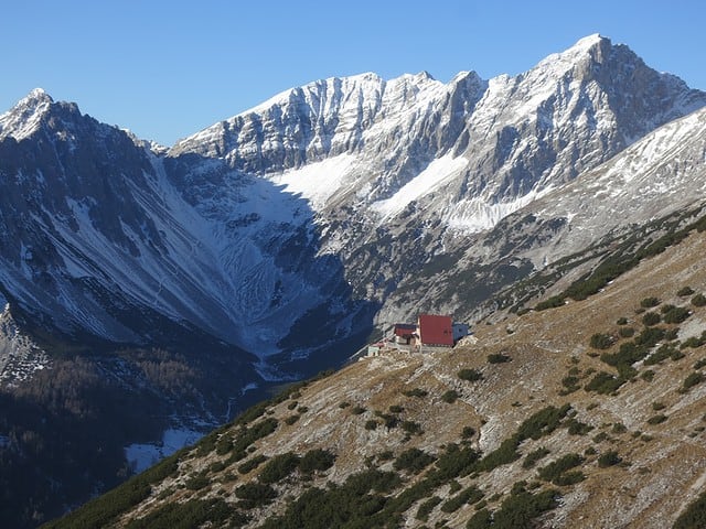 die Bettelwurfhütte schläft über dem Halltal