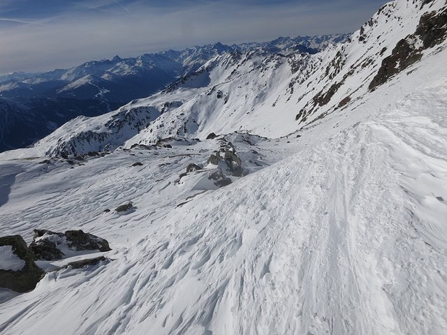 Aufstieg im steilen Abfahrtshang