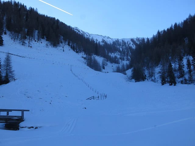 Steilstufe zum Hochleger, kaum sichtbar oberhalb der Waldgrenze